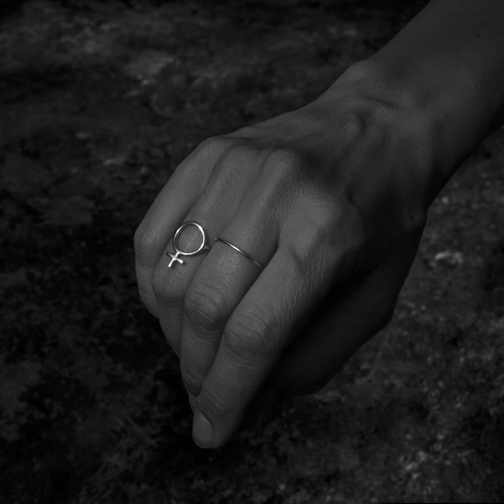 Feministsmycken, feminist-ring i silver från vår verkstad i Stockholm