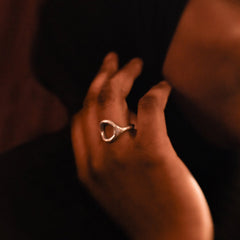 Aava ring handformad i äkta silver. Tillverkad i Stockholm. Wild & Arrow unika design-smycken. 