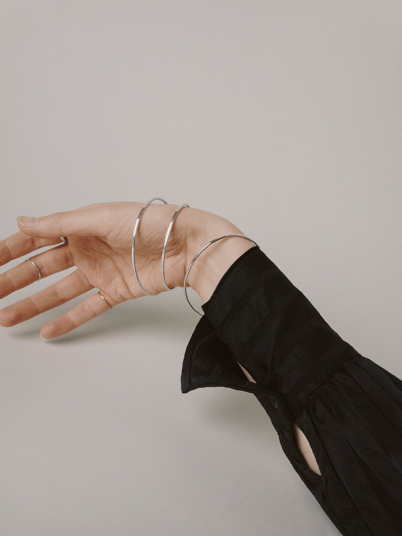 Hamrat armband tillverkat i återvunnet silver i Sverige.
