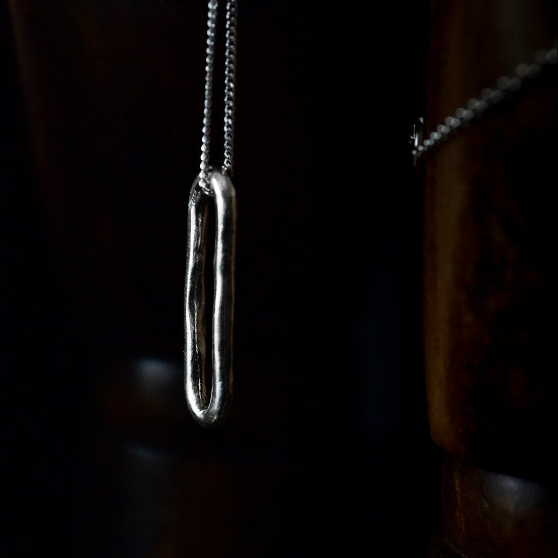 Lähtö halsband, berlock i äkta silver. Handtillverkad i Stockholm.