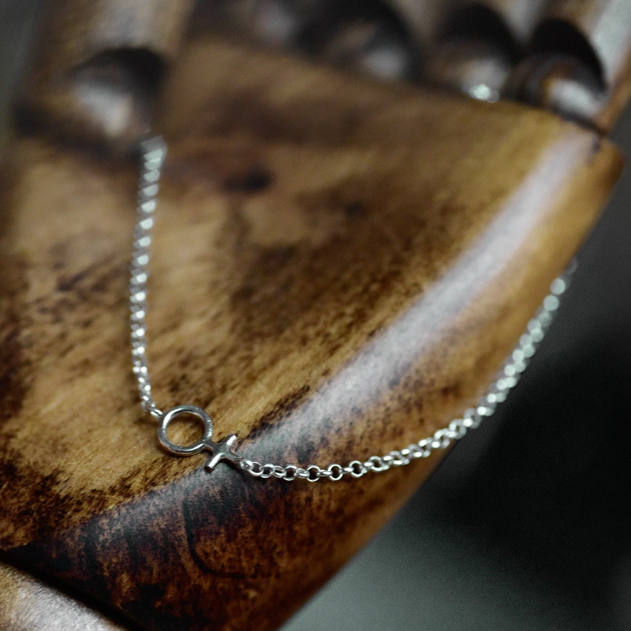 Minna feminist-halsband i återvunnet silver. Tillverkad i Stockholm.