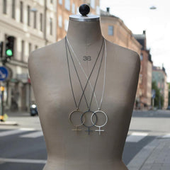 Feminist-smycken tillverkade i Stockholm. Återvunnet silver, svart silver. Stor symbol.