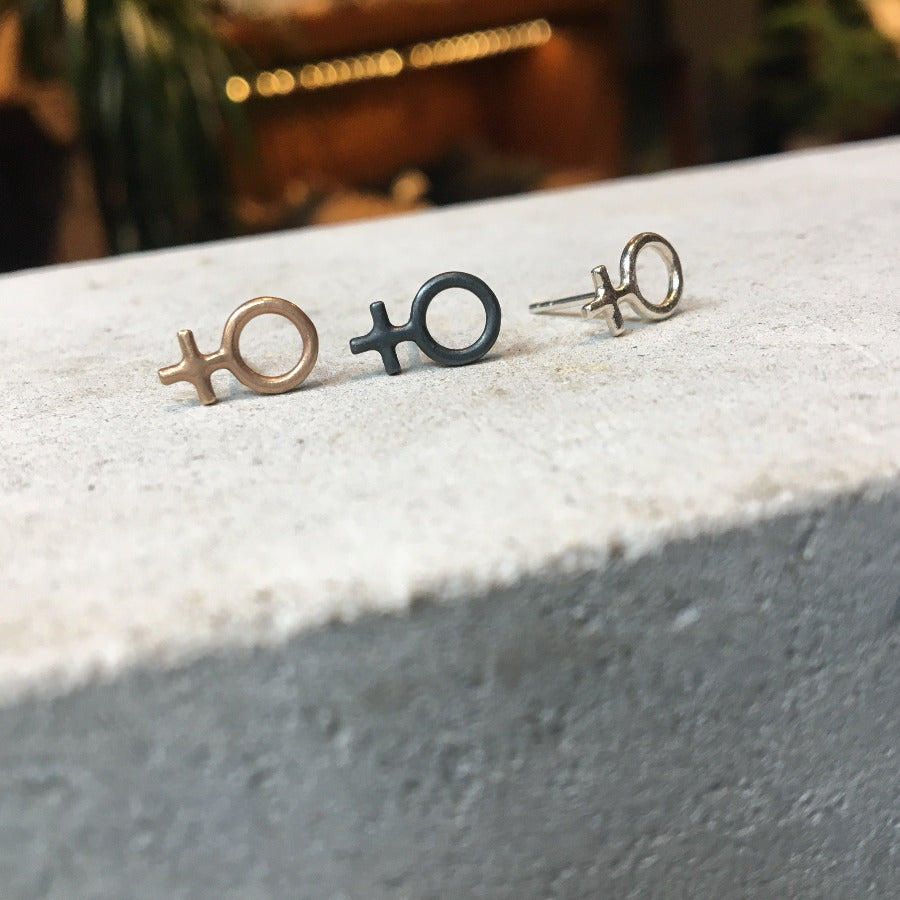 Feminist-örhängen i silver, svart silver och guld brons tillverkade i Sverige
