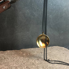 Gyllene mässingsberlock med mörk-oxiderad silverkedja. Handtillverkad i vår verkstad.